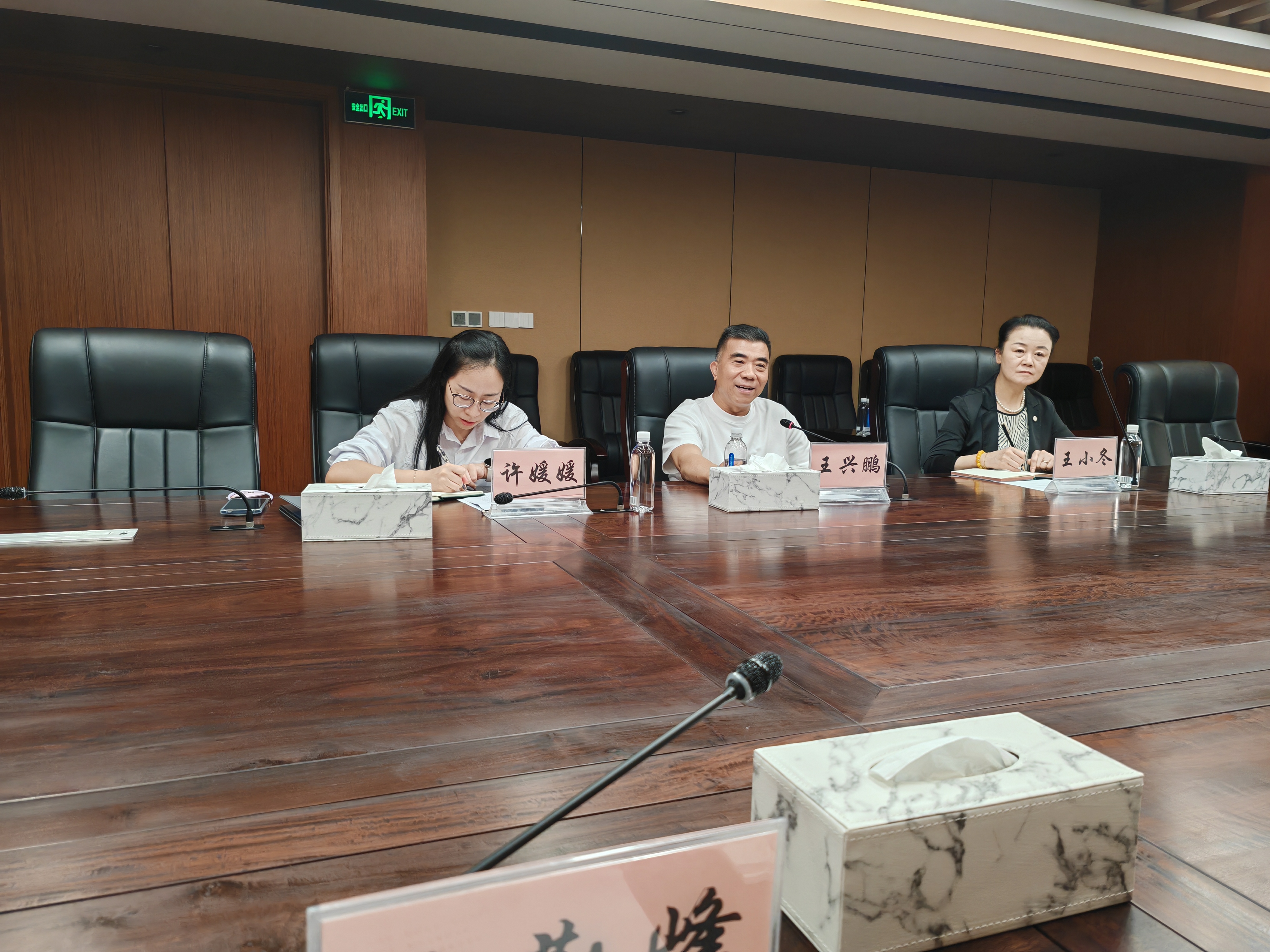 访问市医院协会照片2.jpg 访问市医院协会照片2.jpg